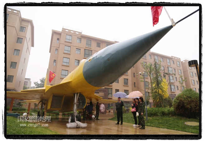 小區(qū)突然出現(xiàn)“飛機(jī)坦克”，其中殲15艦載戰(zhàn)斗機(jī)一架、99式主戰(zhàn)坦克一輛、武直-10武裝直升機(jī)一架，吸引了眾多市民雨中圍觀、合影。