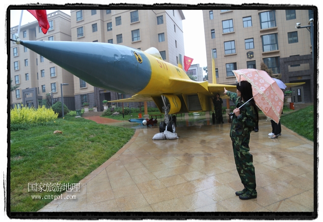 小區(qū)突然出現(xiàn)“飛機(jī)坦克”，其中殲15艦載戰(zhàn)斗機(jī)一架、99式主戰(zhàn)坦克一輛、武直-10武裝直升機(jī)一架，吸引了眾多市民雨中圍觀、合影。