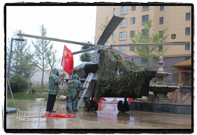 小區(qū)突然出現(xiàn)“飛機(jī)坦克”，其中殲15艦載戰(zhàn)斗機(jī)一架、99式主戰(zhàn)坦克一輛、武直-10武裝直升機(jī)一架，吸引了眾多市民雨中圍觀、合影。