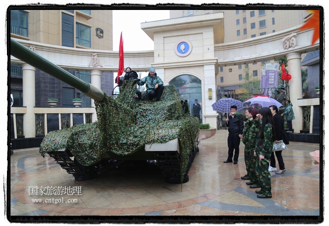 小區(qū)突然出現(xiàn)“飛機(jī)坦克”，其中殲15艦載戰(zhàn)斗機(jī)一架、99式主戰(zhàn)坦克一輛、武直-10武裝直升機(jī)一架，吸引了眾多市民雨中圍觀、合影。