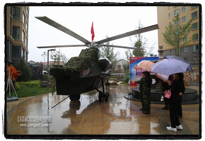 小區(qū)突然出現(xiàn)“飛機(jī)坦克”，其中殲15艦載戰(zhàn)斗機(jī)一架、99式主戰(zhàn)坦克一輛、武直-10武裝直升機(jī)一架，吸引了眾多市民雨中圍觀、合影。