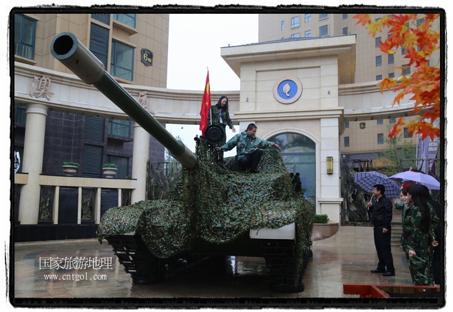 小區(qū)突然出現(xiàn)“飛機(jī)坦克”，其中殲15艦載戰(zhàn)斗機(jī)一架、99式主戰(zhàn)坦克一輛、武直-10武裝直升機(jī)一架，吸引了眾多市民雨中圍觀、合影。