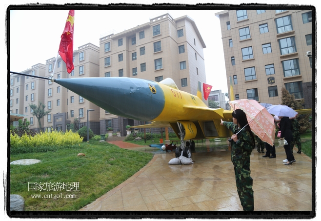 小區(qū)突然出現(xiàn)“飛機(jī)坦克”，其中殲15艦載戰(zhàn)斗機(jī)一架、99式主戰(zhàn)坦克一輛、武直-10武裝直升機(jī)一架，吸引了眾多市民雨中圍觀、合影。