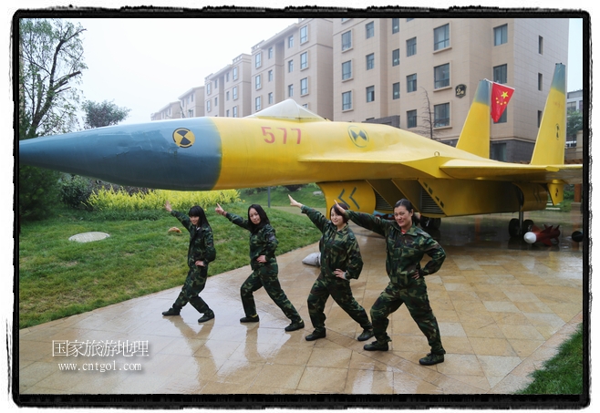 小區(qū)突然出現(xiàn)“飛機(jī)坦克”，其中殲15艦載戰(zhàn)斗機(jī)一架、99式主戰(zhàn)坦克一輛、武直-10武裝直升機(jī)一架，吸引了眾多市民雨中圍觀、合影。