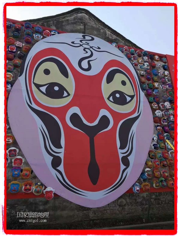 中國規(guī)模最大的猴面具彩繪在南潯古鎮(zhèn)展示。猴子真是今年最紅的動物。 