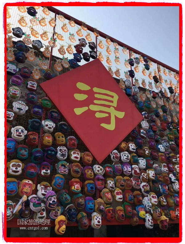 中國規(guī)模最大的猴面具彩繪在南潯古鎮(zhèn)展示。猴子真是今年最紅的動物。 