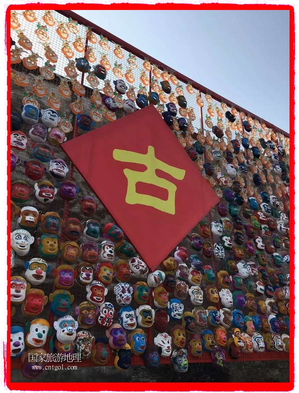 中國規(guī)模最大的猴面具彩繪在南潯古鎮(zhèn)展示。猴子真是今年最紅的動物。 