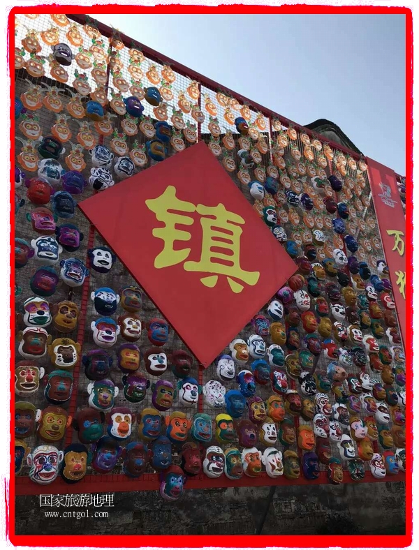 中國規(guī)模最大的猴面具彩繪在南潯古鎮(zhèn)展示。猴子真是今年最紅的動物。 