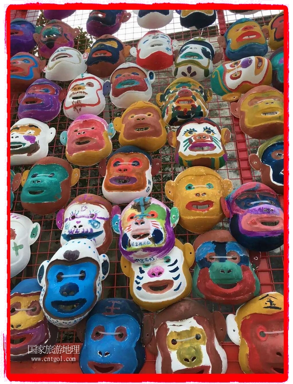 中國規(guī)模最大的猴面具彩繪在南潯古鎮(zhèn)展示。猴子真是今年最紅的動物。 
