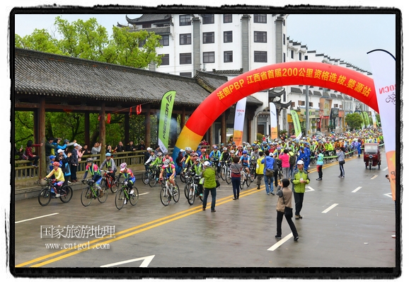 來自江西、安徽、浙江、福建等省市近千名選手參加了比賽，婺源賽道沿途的秀美風(fēng)光和徽派古村落，給參賽選手留下美好的印象。