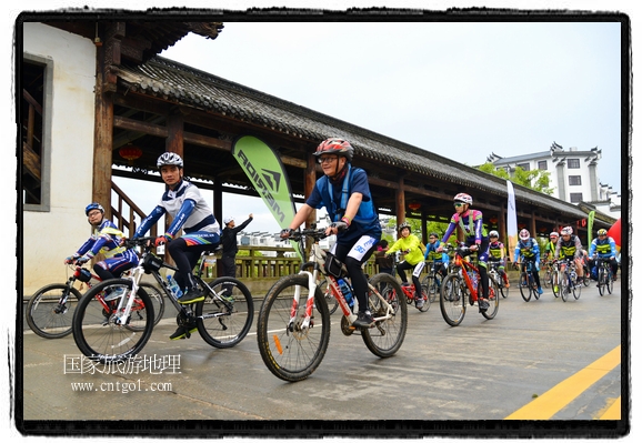 來自江西、安徽、浙江、福建等省市近千名選手參加了比賽，婺源賽道沿途的秀美風(fēng)光和徽派古村落，給參賽選手留下美好的印象。