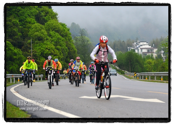 來自江西、安徽、浙江、福建等省市近千名選手參加了比賽，婺源賽道沿途的秀美風(fēng)光和徽派古村落，給參賽選手留下美好的印象。