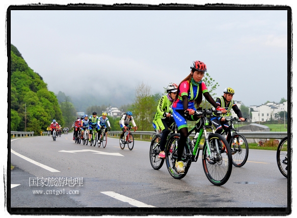 來自江西、安徽、浙江、福建等省市近千名選手參加了比賽，婺源賽道沿途的秀美風(fēng)光和徽派古村落，給參賽選手留下美好的印象。