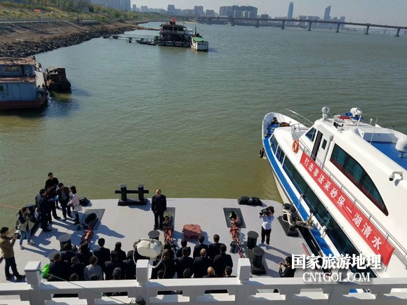 江西開(kāi)展呵護(hù)一湖清水，嚴(yán)厲打擊非法采砂行動(dòng)（圖）